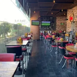 Burger Bar Joint Suc. Patio Universidad 3