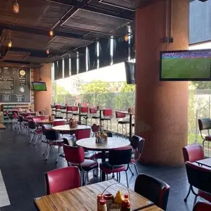 Burger Bar Joint Suc. Patio Universidad 5