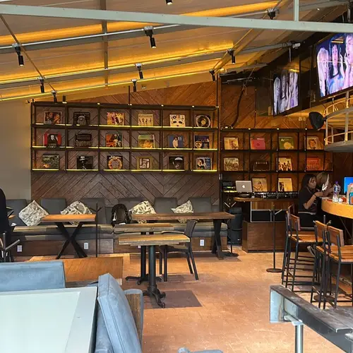 Coppola Pizza Vinyl Bar Insurgentes  - foto 1