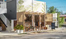 Delirio coffee & poke Holbox