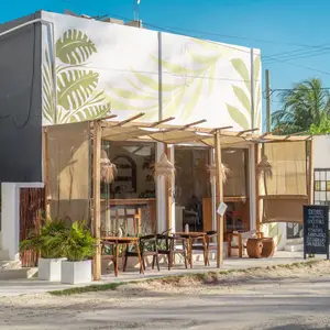 Delirio coffee & poke Holbox 1