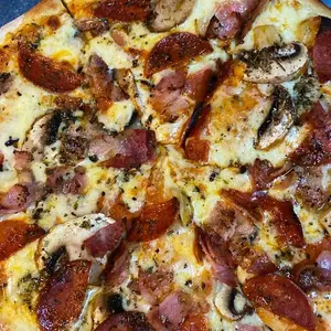 Karlotta Pizza Rústica Manizales 7