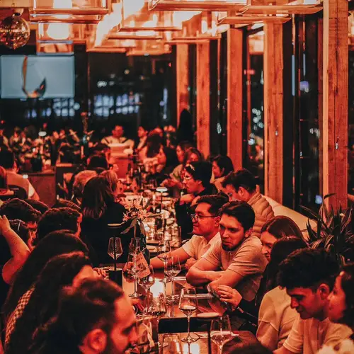 Vinos y Vinilos Rooftop Bogotá - foto 1
